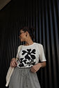 T-SHIRT ESTONADA SAINT FLOWER ESTAMPA PRETA OFF WHITE