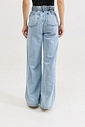 Calça jeans pantalona feminina com cintura alta e cós com elástico, modelagem ampla com caimento solto e confortável