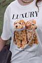 t shirt feminina off white com estampa frontal de cachorros e detalhes em pérolas, modelagem clássica e caimento confortável, camiseta de algodão versátil para uso diário