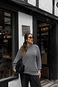 tricot feminino cinza peluciado com pedraria delicada, toque macio e caimento soltinho, blusa de inverno confortável e elegante com manga longa