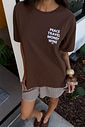T-SHIRT ESTONADA PEACE TRAVEL MARROM CAFÉ