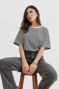t shirt feminina listrada preta em algodão premium, modelagem soltinha, manga curta e caimento confortável para uso diário