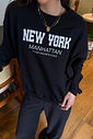 Moletom feminino estampado preto oversized felpado com estampa frontal New York Manhattan em branco, modelagem ampla e toque macio