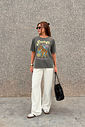 T-SHIRT ESTONADA SAVAGE FOLLOW (COM STRASS) CHUMBO