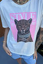 T-SHIRT ESTONADA ONÇA STYLE ICON ESTAMPA ROSA CANDY OFF WHITE