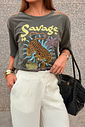T-SHIRT ESTONADA SAVAGE FOLLOW (COM STRASS) CHUMBO