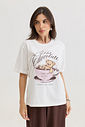 t shirt feminina preta com estampa exclusiva frontal, modelagem clássica e caimento confortável, camiseta de algodão versátil para uso diário