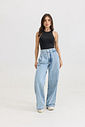 Calça jeans pantalona feminina com cintura alta e cós com elástico, modelagem ampla com caimento solto e confortável
