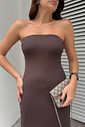 vestido longo marrom tomara que caia em poliamida, todo duplo, com elástico no busto para melhor ajuste, caimento ajustado ao corpo e fenda posterior, peça confortável e elegante