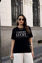 T-SHIRT ESTONADA I AM SO LUCKY PRETA