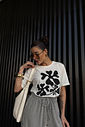 T-SHIRT ESTONADA SAINT FLOWER ESTAMPA PRETA OFF WHITE