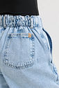 Calça jeans pantalona feminina com cintura alta e cós com elástico, modelagem ampla com caimento solto e confortável