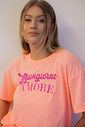 T-Shirt Oversized Feminina Meia Malha Bordada Buongiorno Vitta Laranja Neon T-Shirt Oversized Feminina Meia Malha Bordada Buongiorno Vitta Laranja Neon