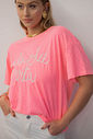 T-Shirt Oversized Feminina Meia Malha Bordada Dolce Vita Erica Rosa Neon T-Shirt Oversized Feminina Meia Malha Bordada Dolce Vita Erica Rosa Neon