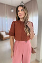 Blusa Crepe Gola Alta com Nervura e Renda - Doce Flor Blusa Crepe Gola Alta com Nervura e Renda - Doce Flor