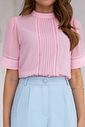 Blusa Crepe Gola Alta com Nervura e Renda - Doce Flor Blusa Crepe Gola Alta com Nervura e Renda - Doce Flor