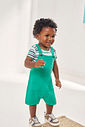 Conjunto Infantil Esportivo Clássico com Body Listrado e Jardineira em Moletinho Waffle OFF WHITE/VD VIVID