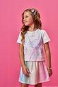 Conjunto Infantil com Blusa Boxy Estampa Sara Salamandra e Saia Shorts em Malha Foil – Look Menina V NATURAL/RS IOGURTE