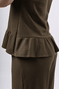 CONJUNTO REGATA COM BABADO E CALÇA PANTALONA SIROCCO - OLIVA NOIR CONJUNTO REGATA COM BABADO E CALÇA PANTALONA SIROCCO - OLIVA NOIR