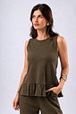 BLUSA REGATA COM BABADO SIROCCO - OLIVA NOIR BLUSA REGATA COM BABADO SIROCCO - OLIVA NOIR