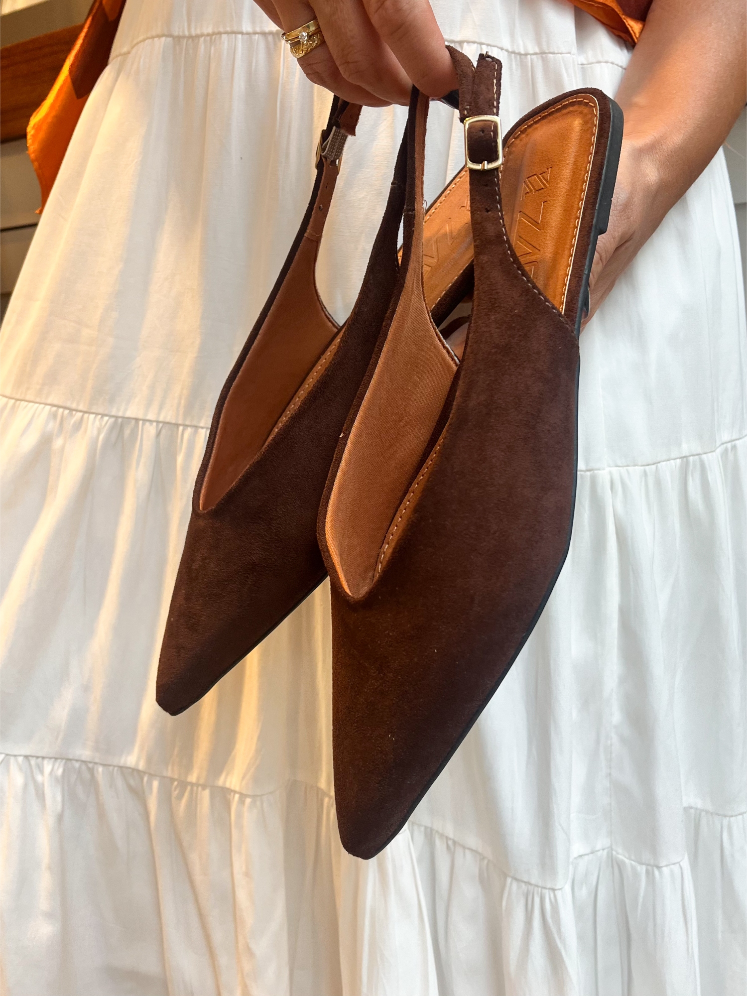 Adri - Sapatilha Slingback Bico Fino em Camurça Chocolate