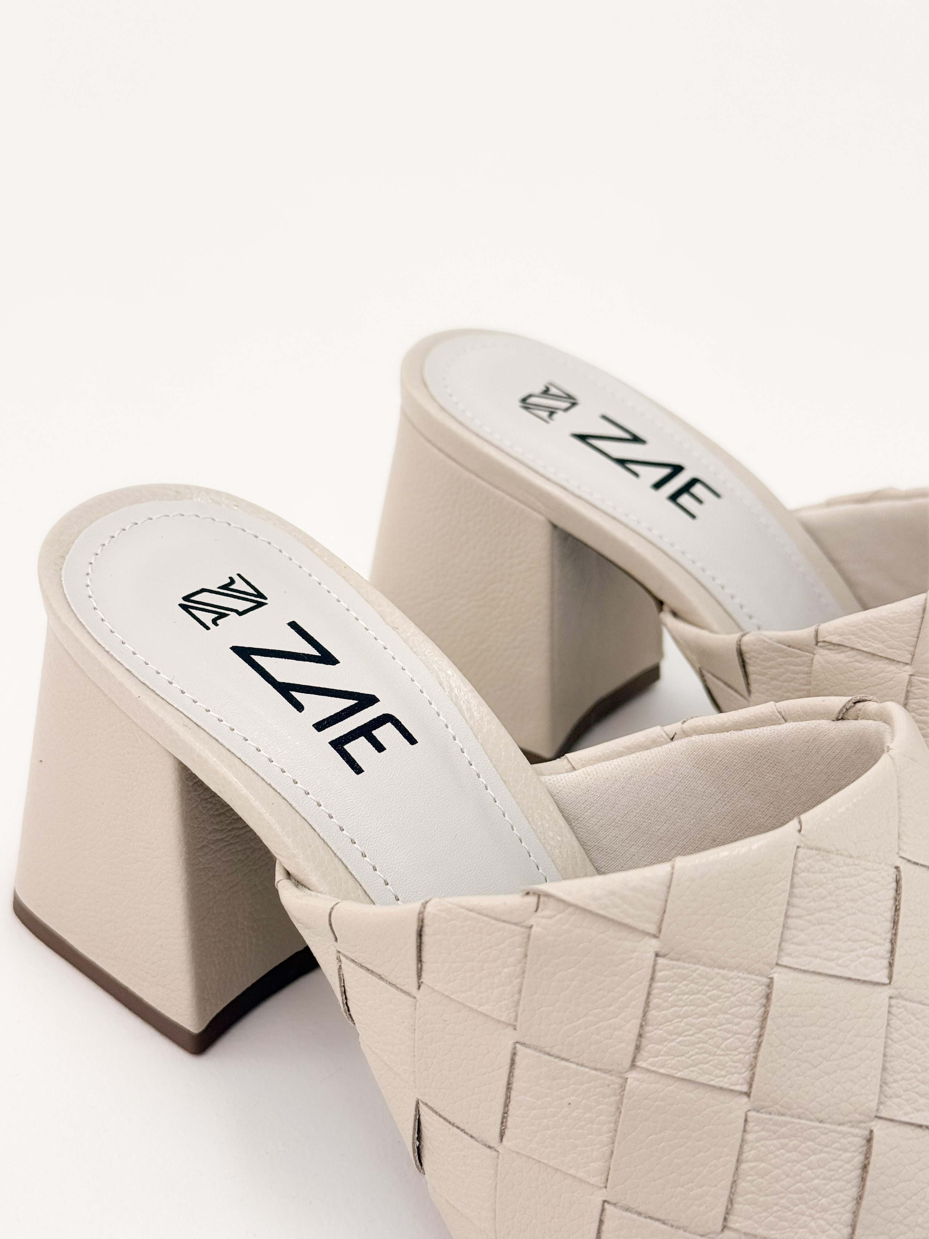 Rô - Tamanco com Tira Trançada Quadriculado Off White Rô - Tamanco com Tira Trançada Quadriculado Off White
