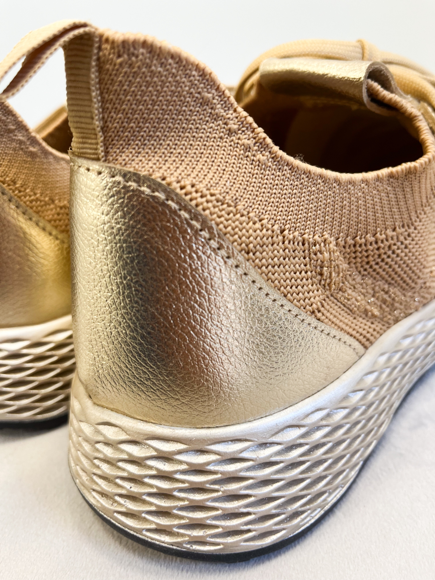 Ayla - Tênis Feminino Casual Knit Dourado Ultraleve Ayla - Tênis Feminino Casual Knit Dourado Ultraleve