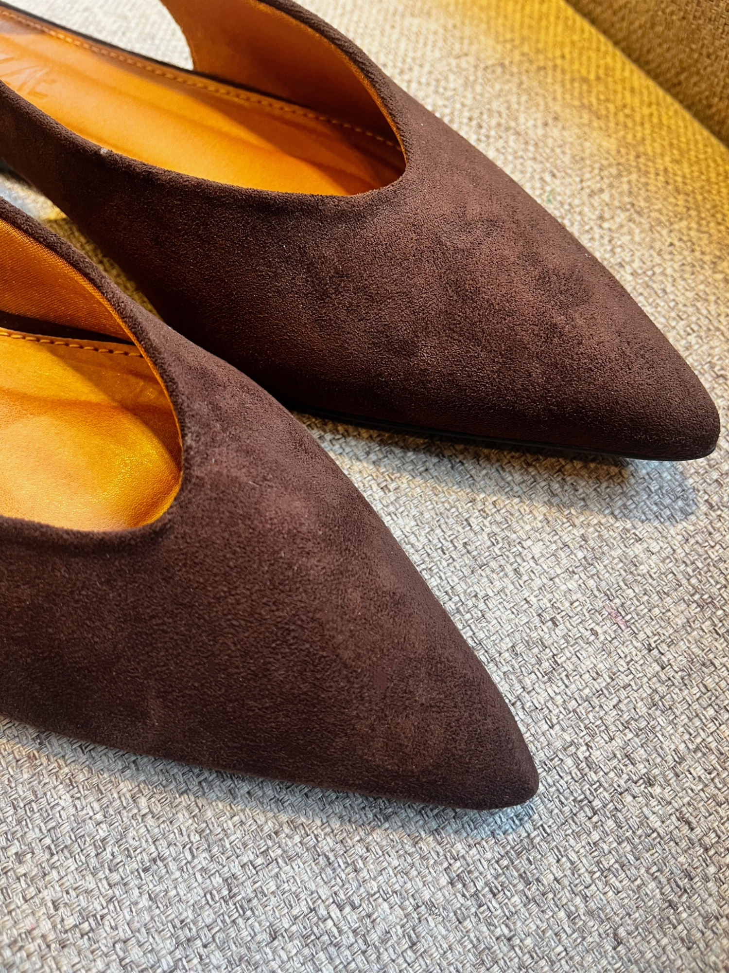 Adri - Sapatilha Slingback Bico Fino em Camurça Chocolate