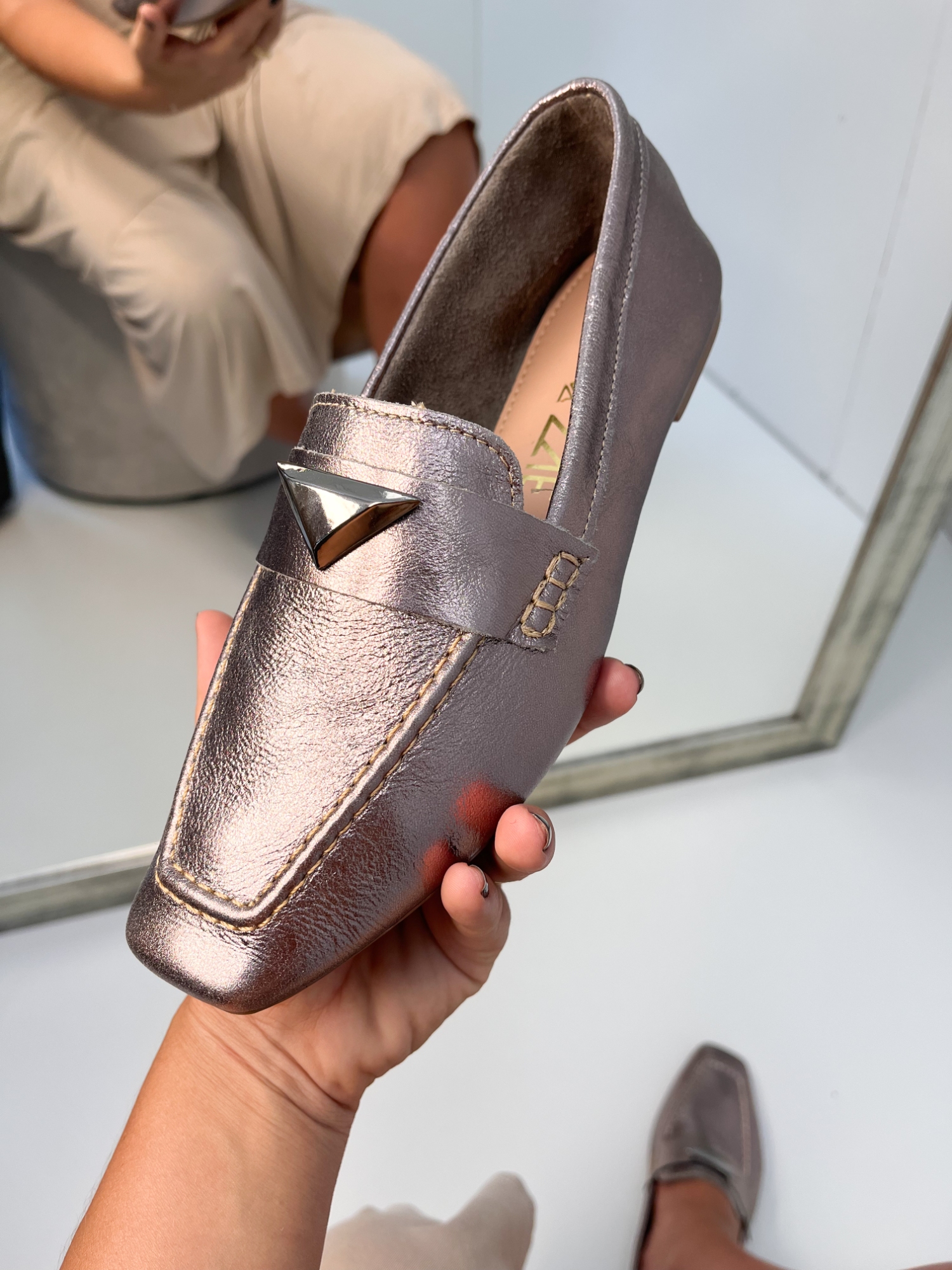 Onix - Mocassim Bico Quadrado em Couro Metalizado com Aplicação Prata