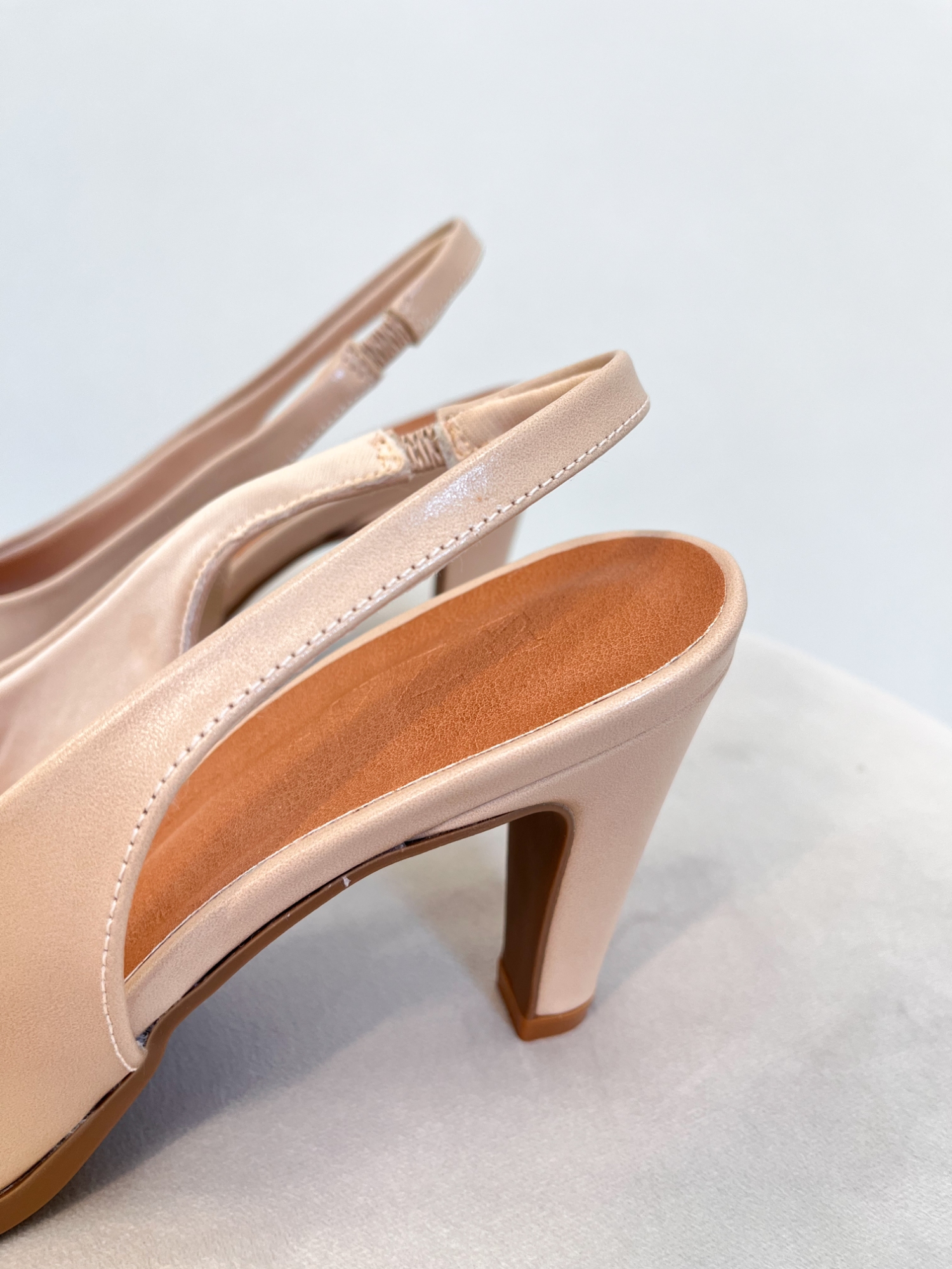 Demi - Scarpin Slingback Bico Fino em Suede Amêndoa