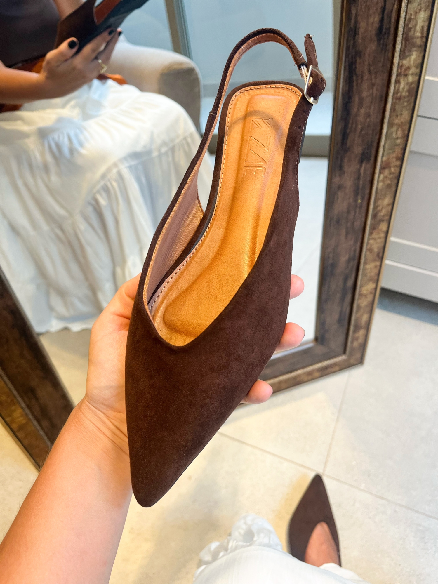 Adri - Sapatilha Slingback Bico Fino em Camurça Chocolate