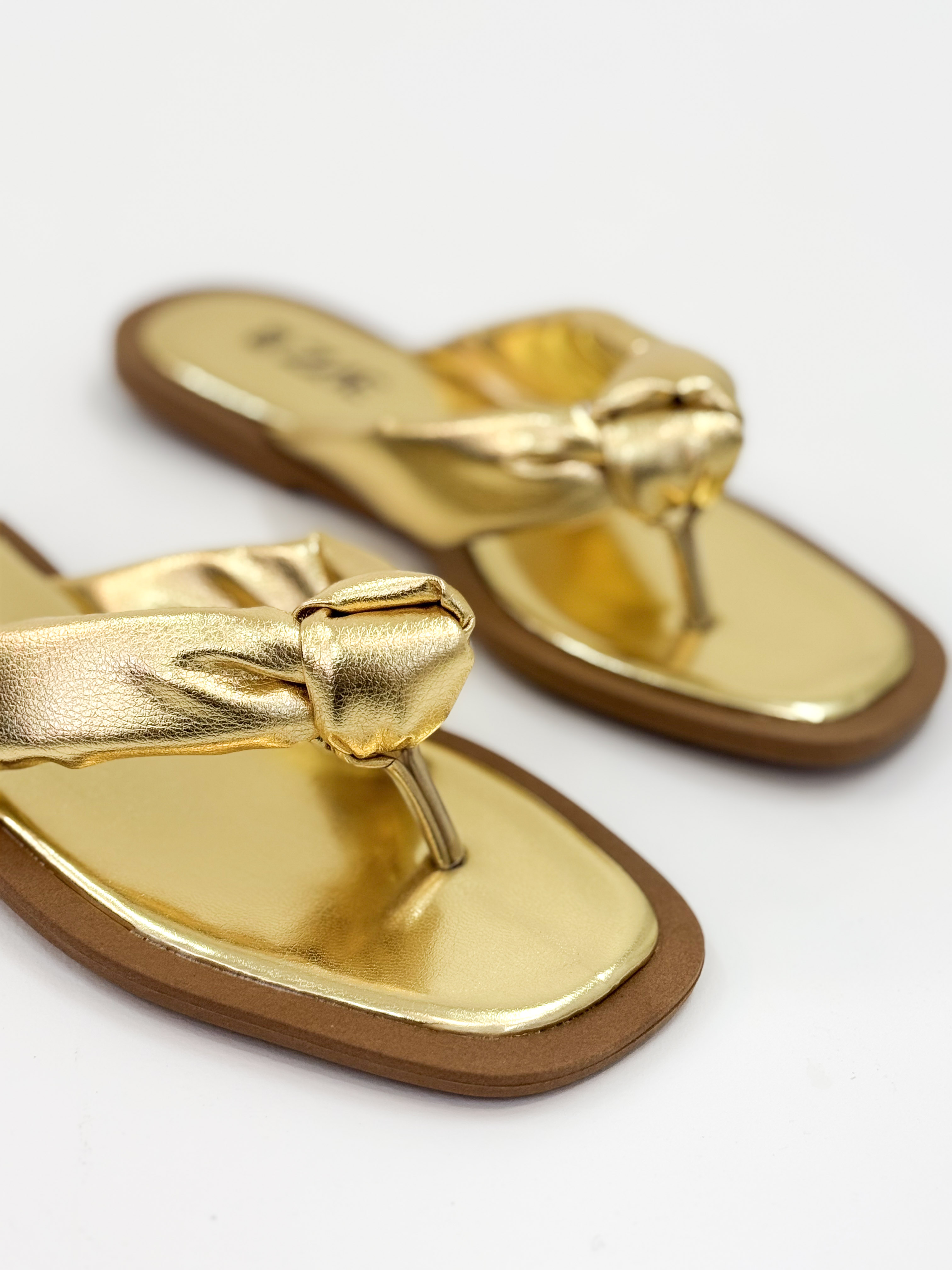 Lourdes — Chinelo  Rasteira Ouro com Tira Torcida