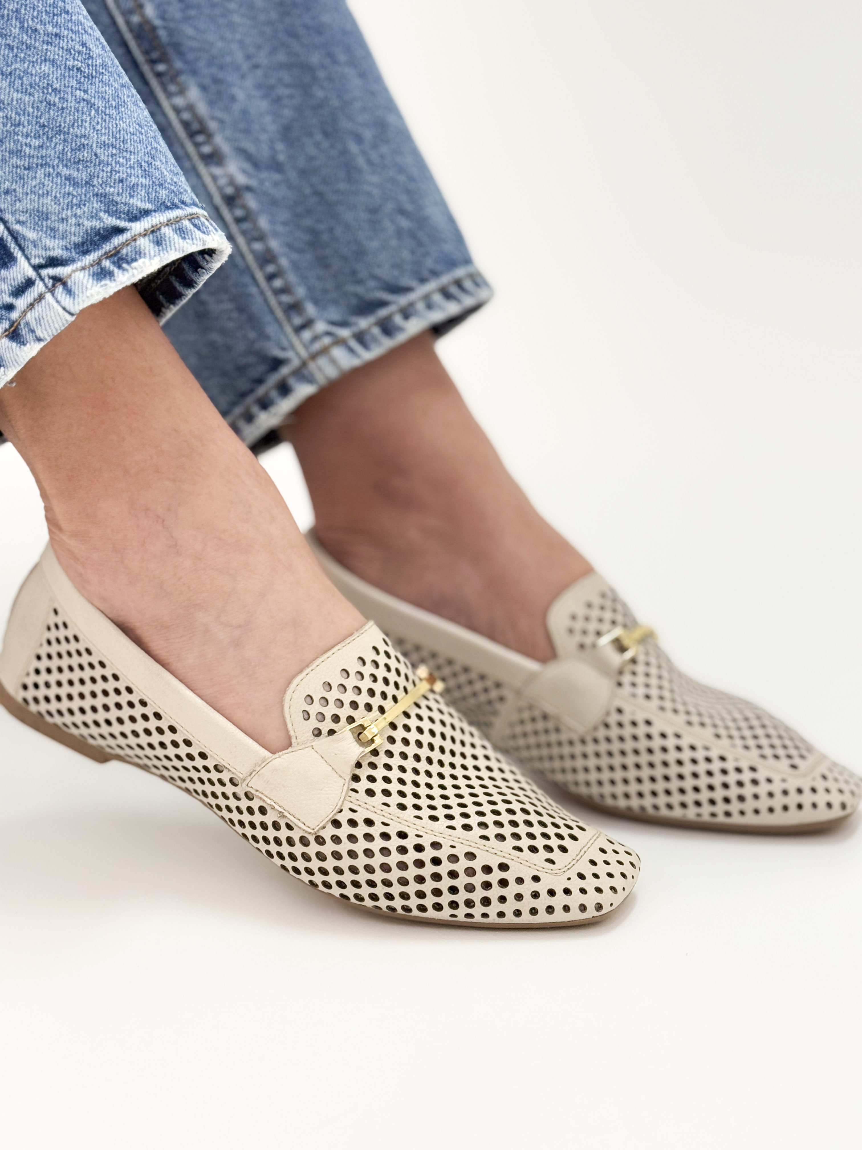 Diani - Mocassim em Couro Off White Textura Vazada e Fivela Metálica Dourada