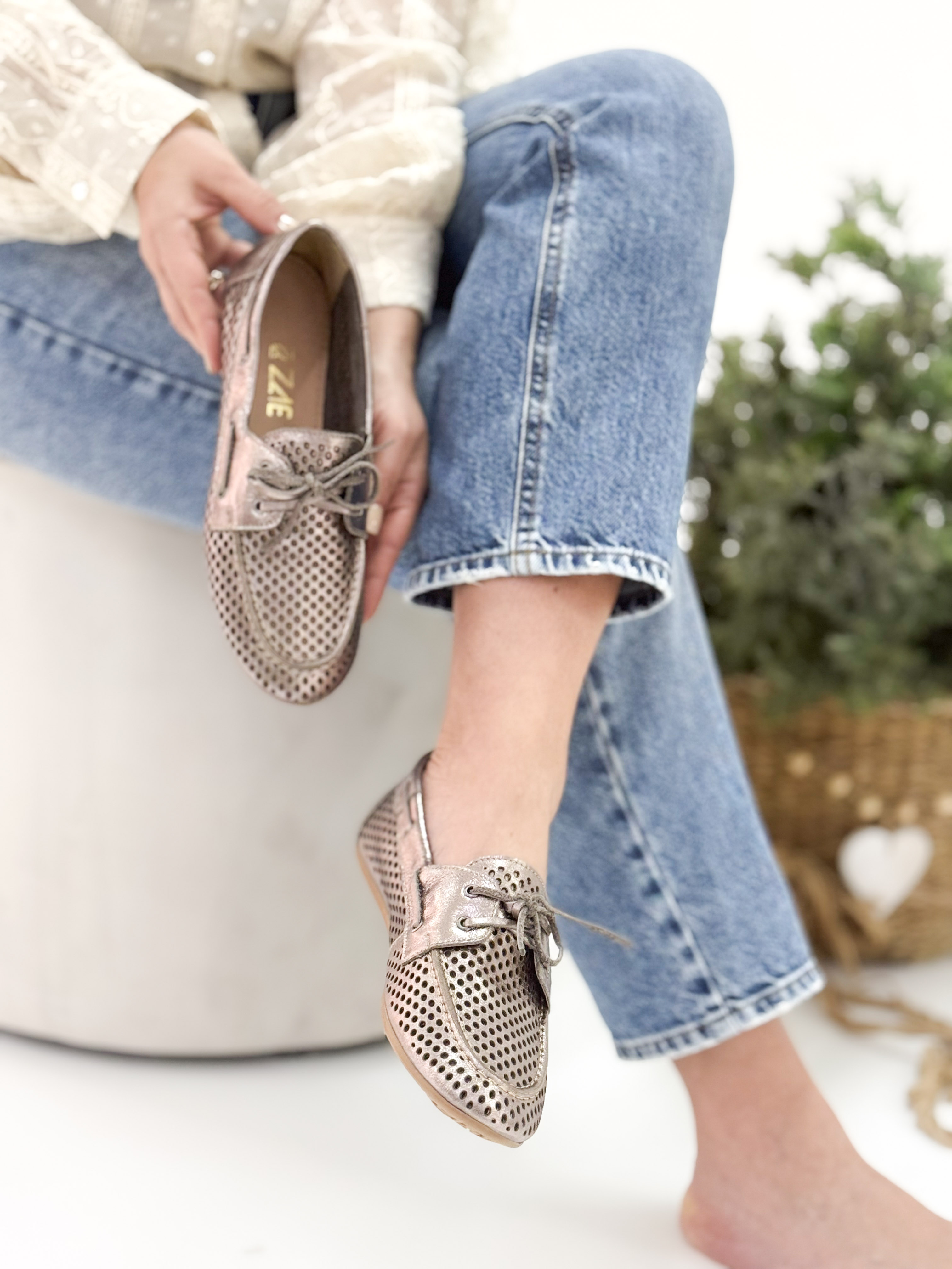 Rose - Mocassim em Couro cor Onix com Detalhes Perfurados e Cadarço
