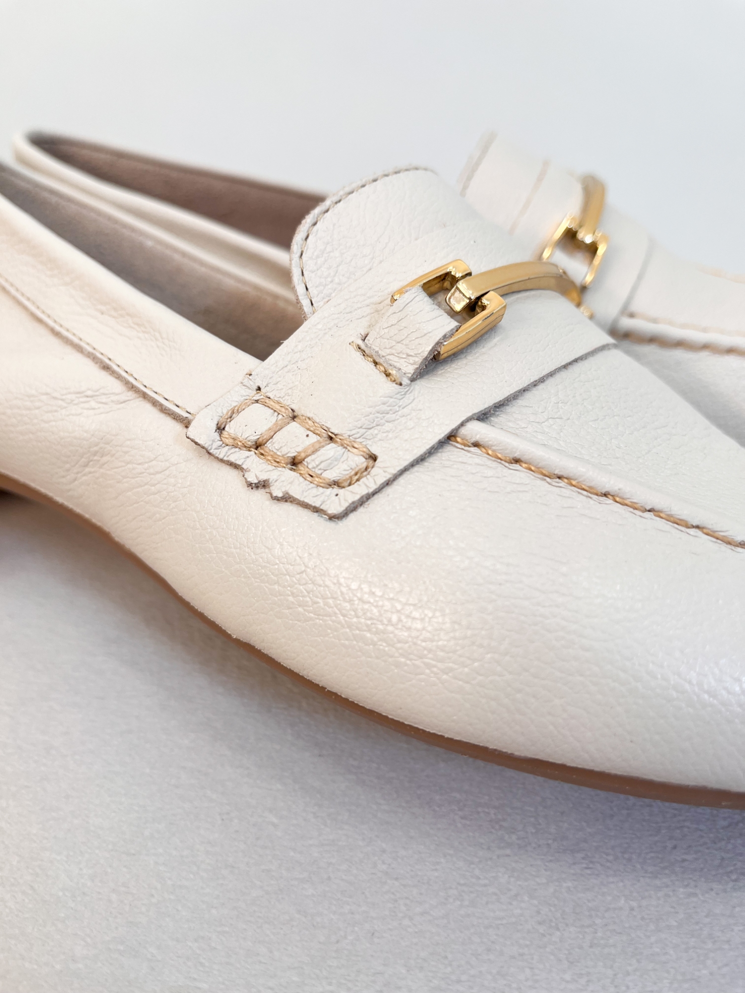 Bela - Mocassim Bico Quadrado em Couro Off White com Detalhe Dourado Bela - Mocassim Bico Quadrado em Couro Off White com Detalhe Dourado