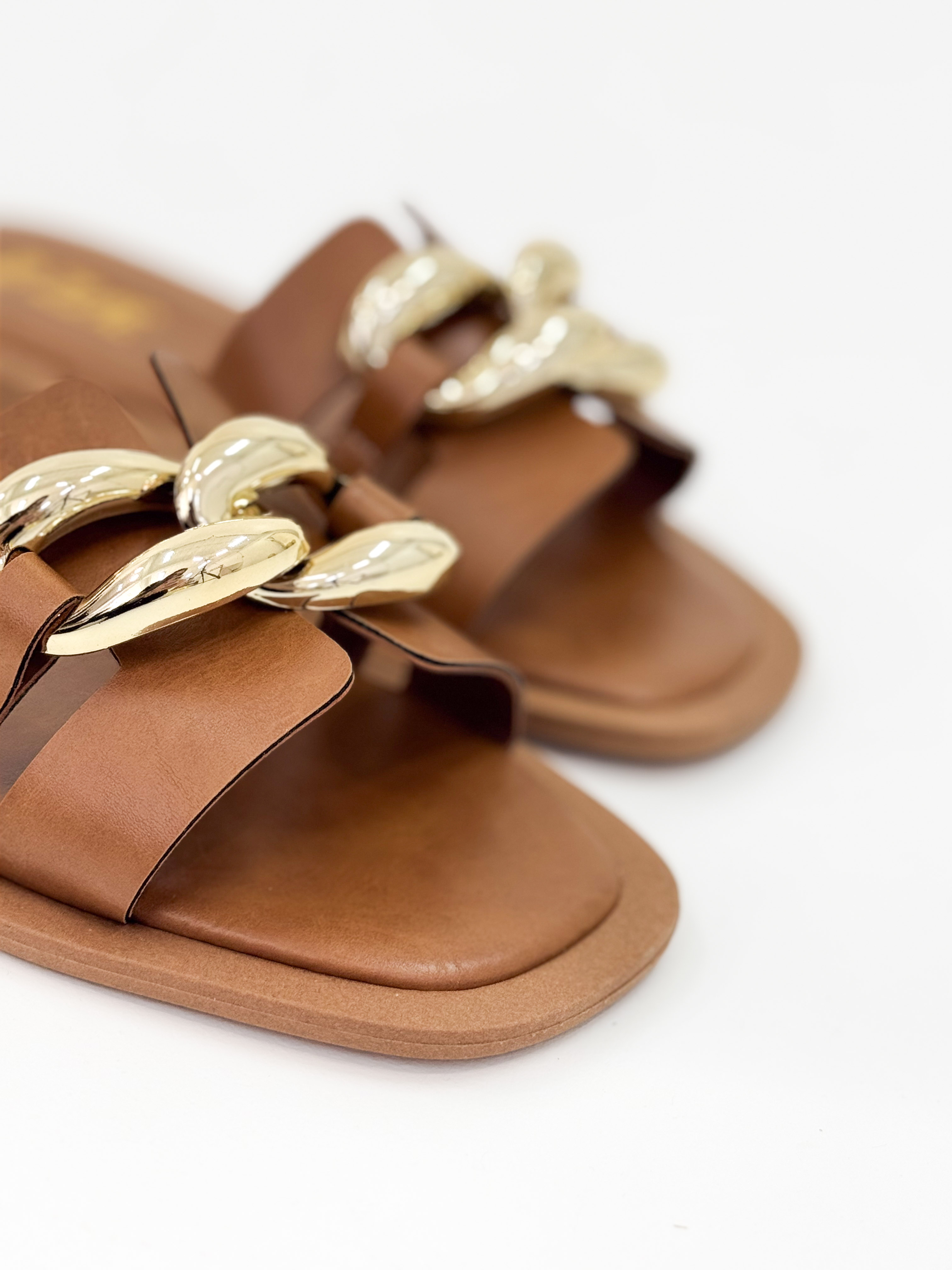 Clau — Chinelo Rasteira Canela com Detalhe Ouro Clau — Chinelo Rasteira Canela com Detalhe Ouro