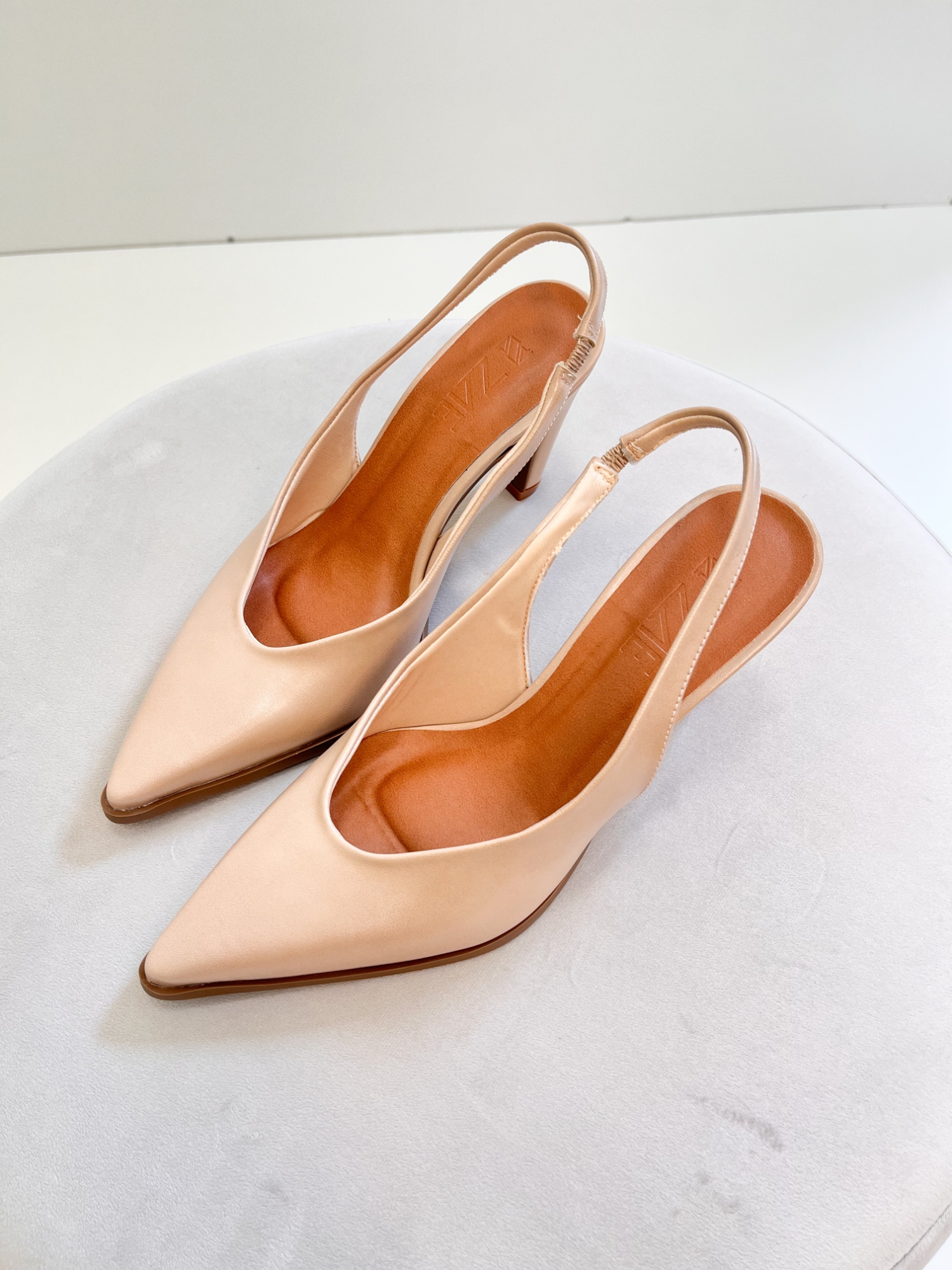 Demi - Scarpin Slingback Bico Fino em Suede Amêndoa