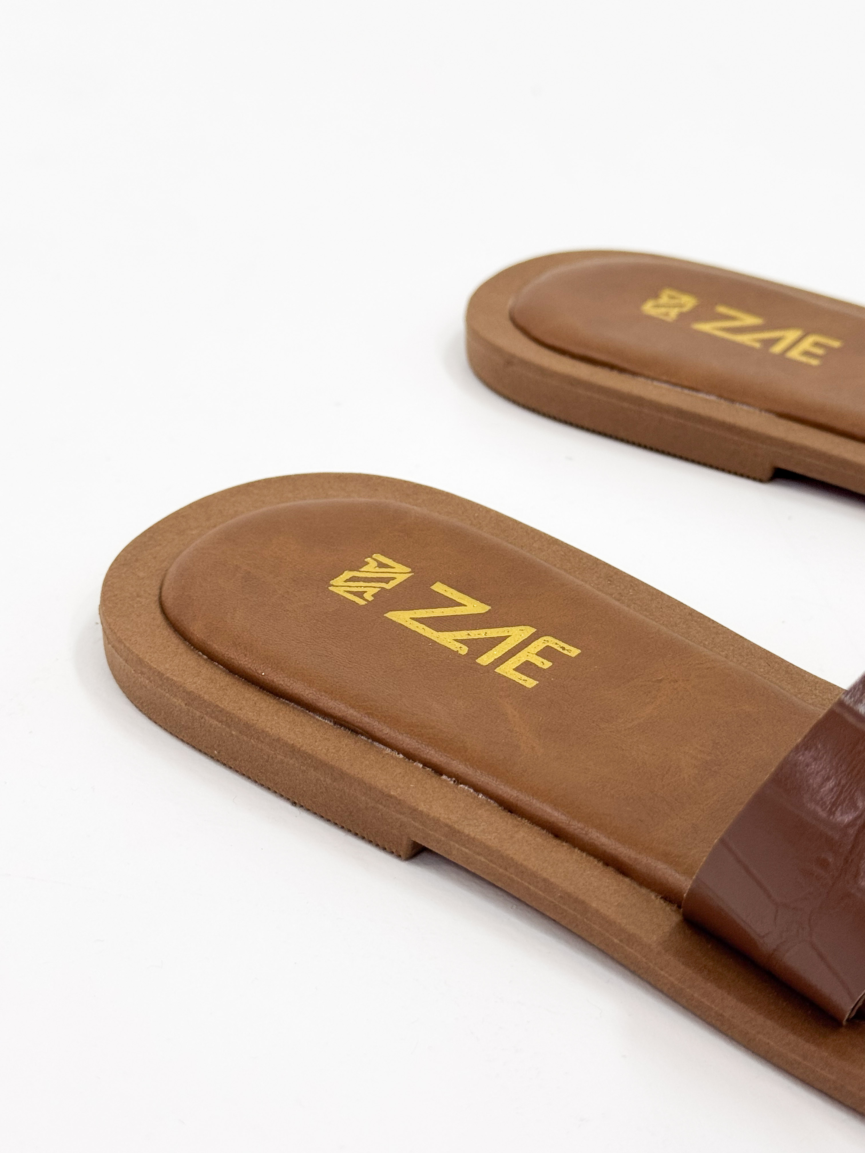Camila — Chinelo Rasteira Caramelo com Tiras Texturizadas