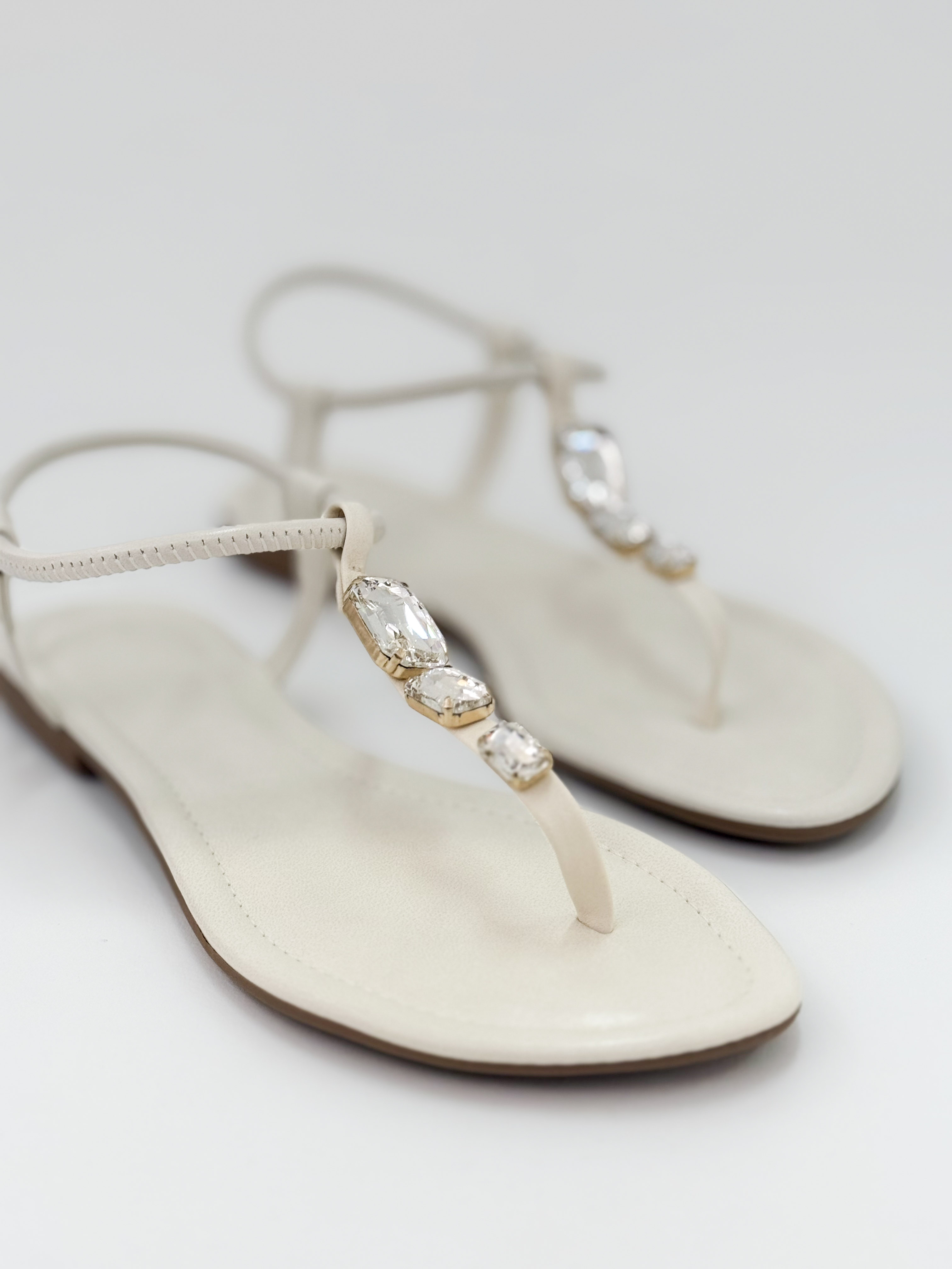 Vane - Sandália Rasteira cor Off White Tiras Finas e Pedrarias Vane - Sandália Rasteira cor Off White Tiras Finas e Pedrarias