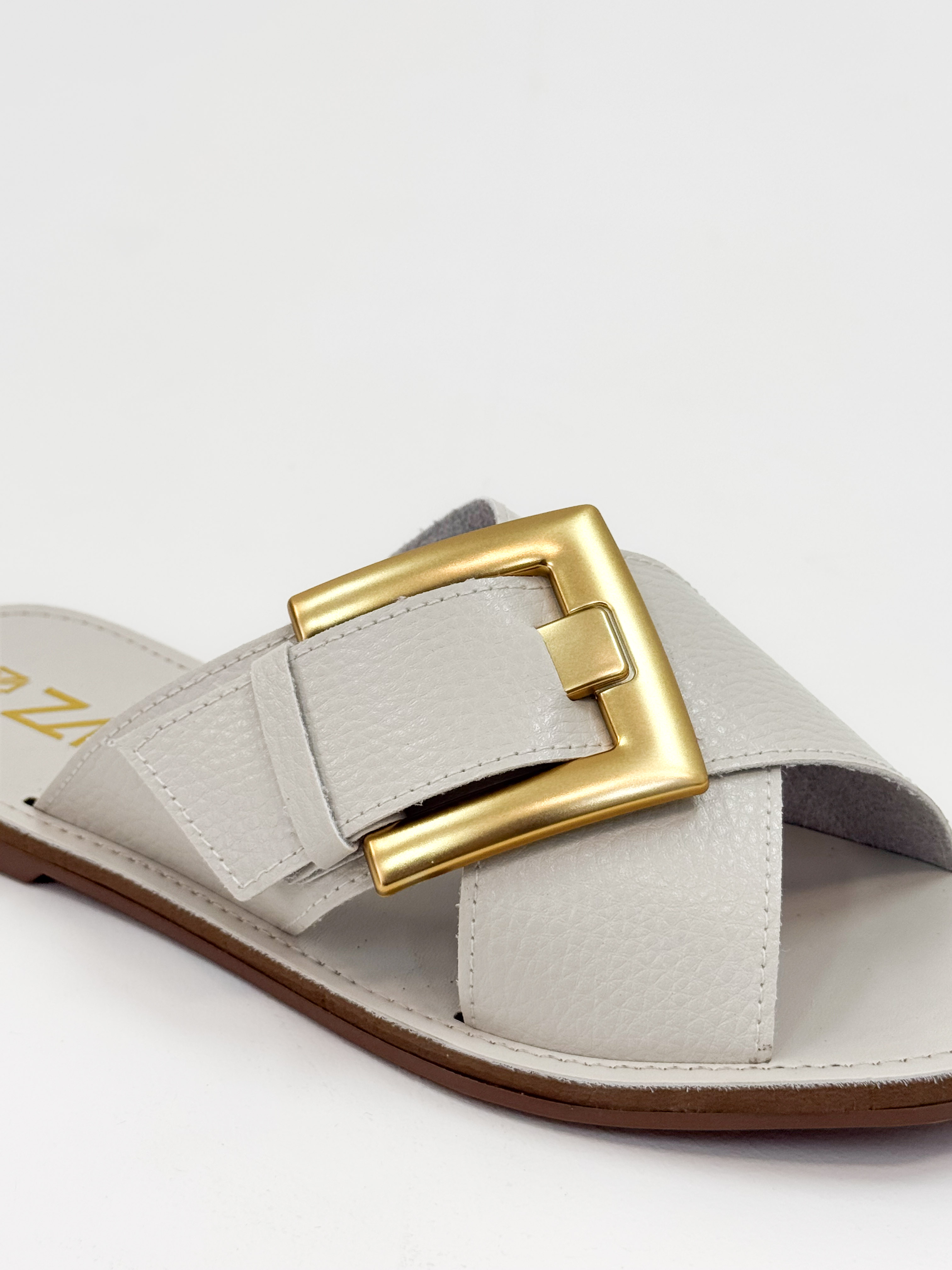 Joanice — Chinelo Rasteira Off White com Fivela Dourada Joanice — Chinelo Rasteira Off White com Fivela Dourada