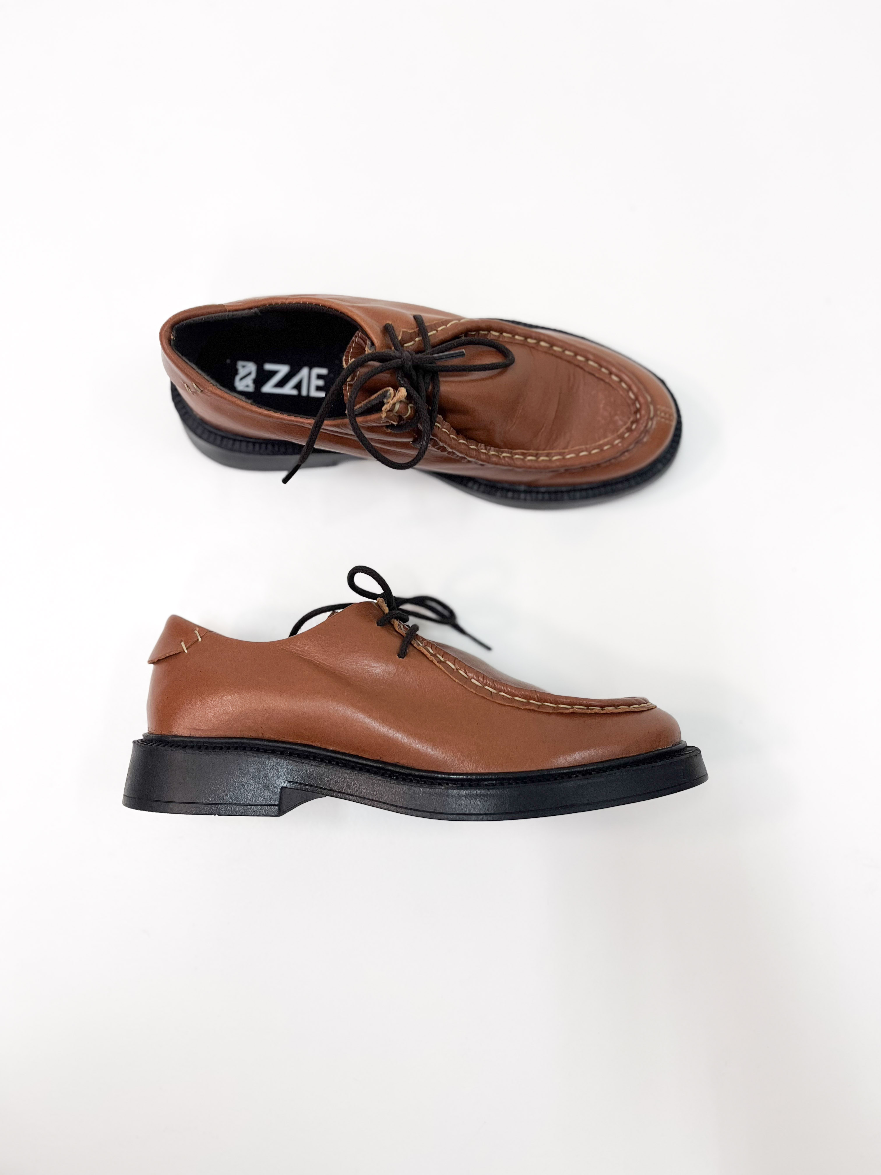 Lu - Mocassim em Couro cor Cognac Solado Tratorado Preto