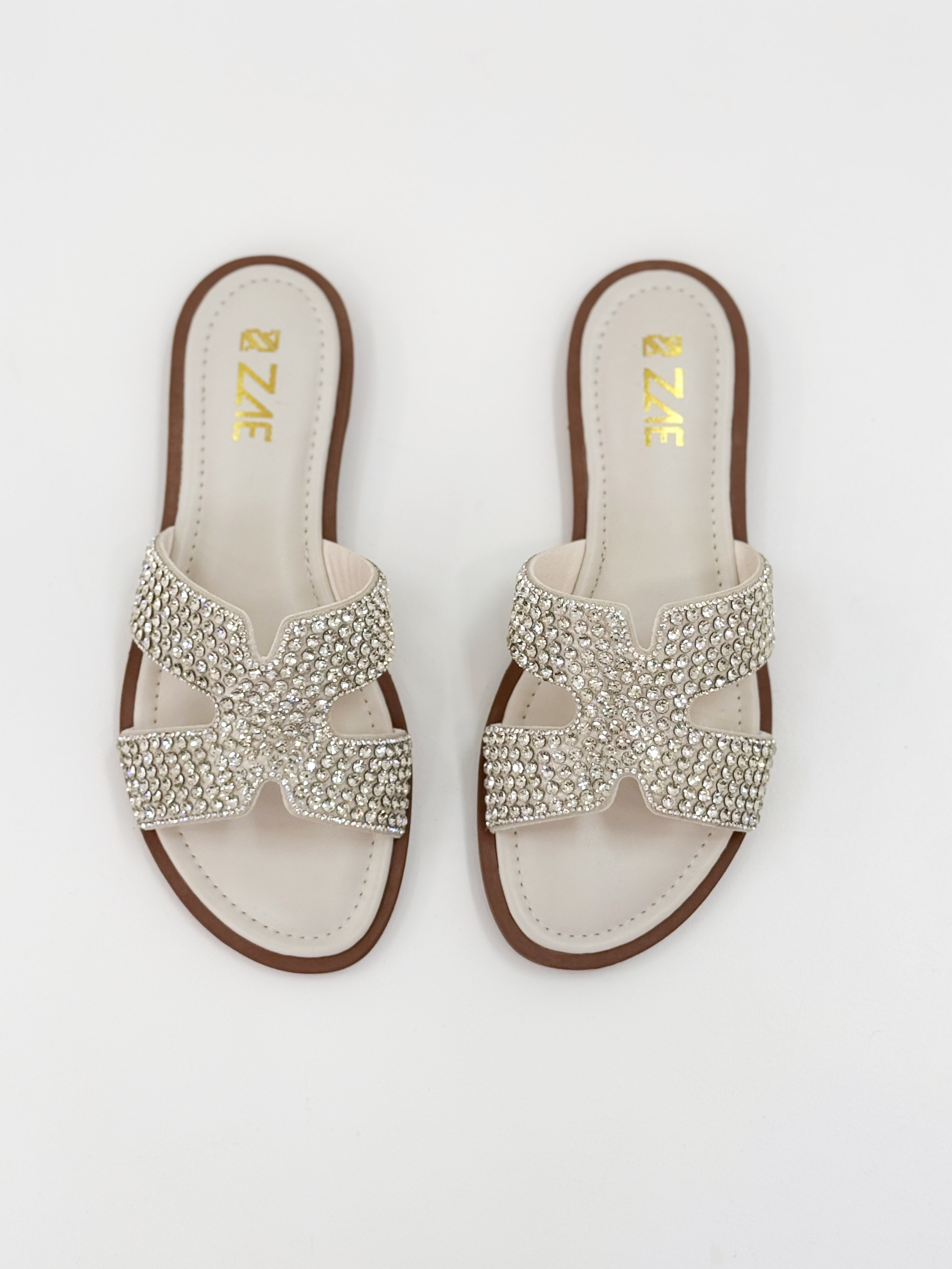 Clarice — Chinelo Rasteira Off White com Tiras Prateadas Clarice — Chinelo Rasteira Off White com Tiras Prateadas