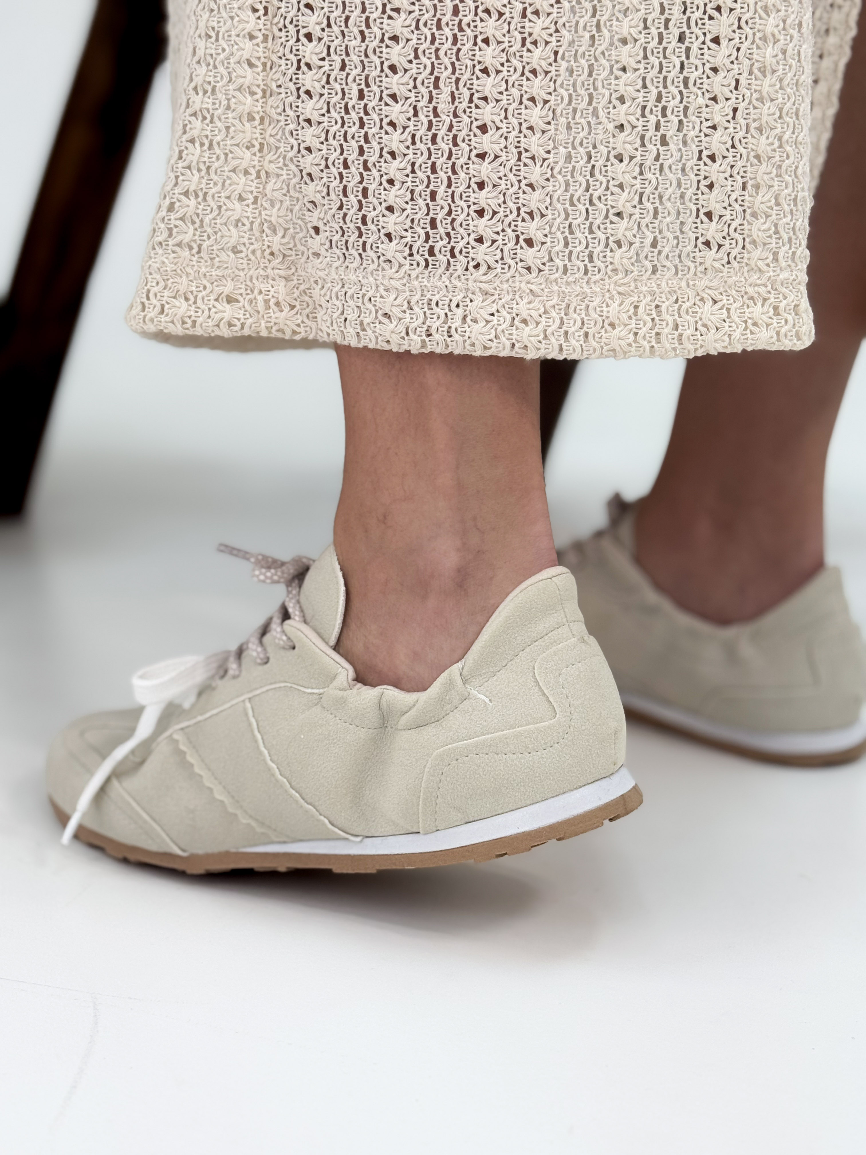 Capri - Tênis em Suede Off White com Recortes e Solado em Borracha Capri - Tênis em Suede Off White com Recortes e Solado em Borracha