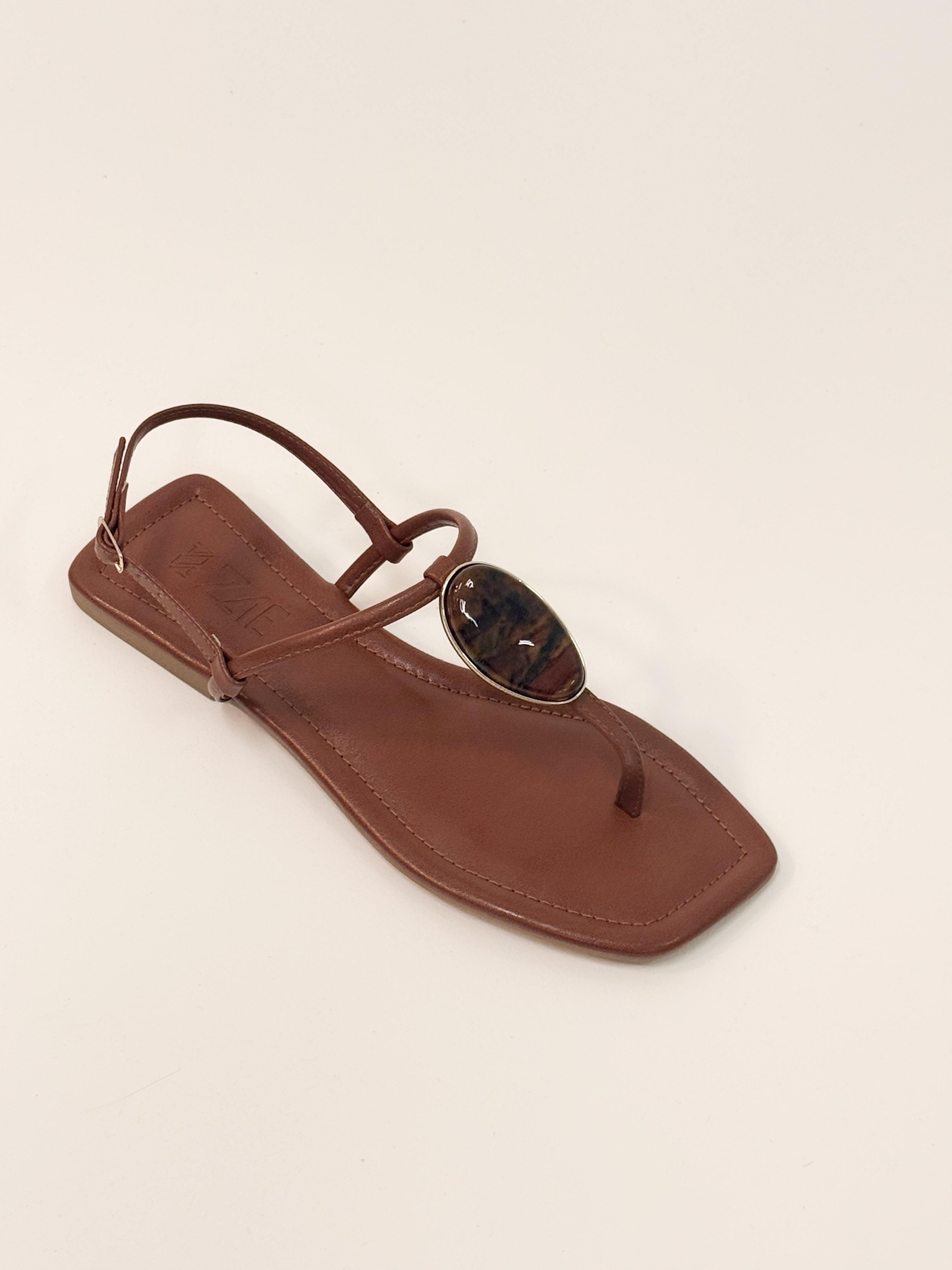 Suelen - Sandália Rasteira cor Caramelo com Pedra Oval Bico Quadrado e Tira no Tornozelo Suelen - Sandália Rasteira cor Caramelo com Pedra Oval Bico Quadrado e Tira no Tornozelo