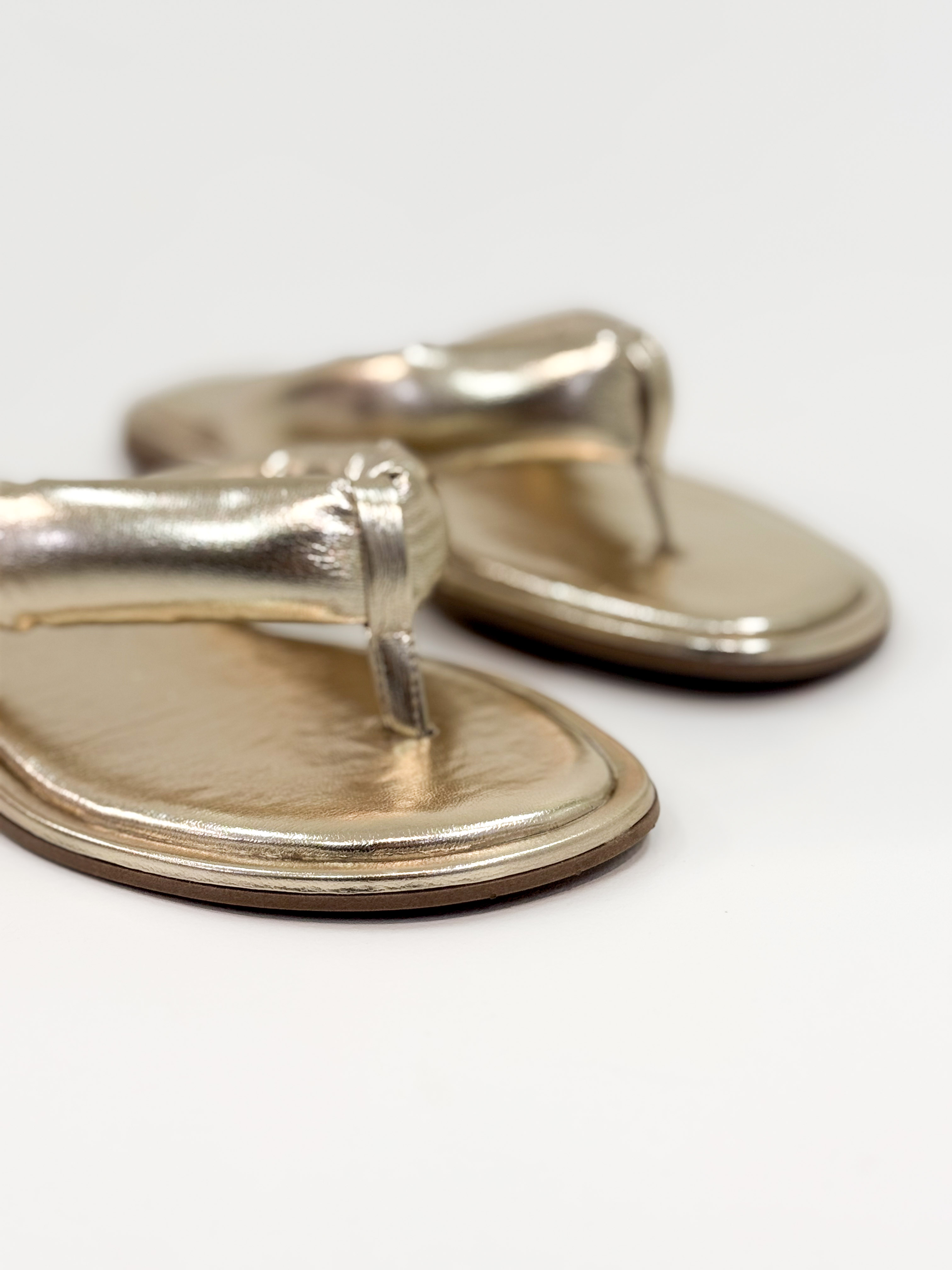 Clari – Chinelo Rasteira Metalizada Ouro com Tira Larga