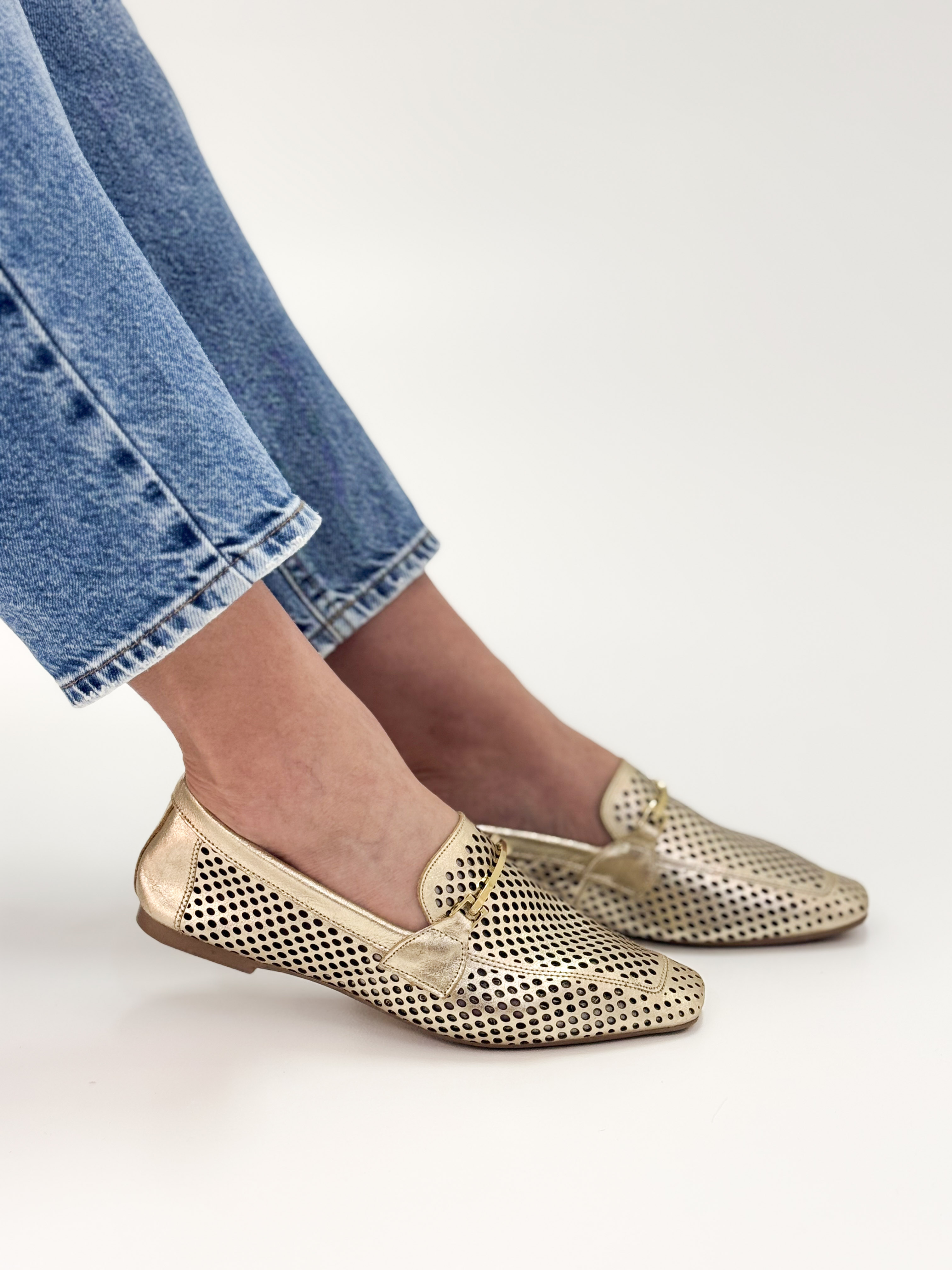 Diani - Mocassim em Couro Ouro Textura Vazada e Fivela Metálica Dourada Diani - Mocassim em Couro Ouro Textura Vazada e Fivela Metálica Dourada