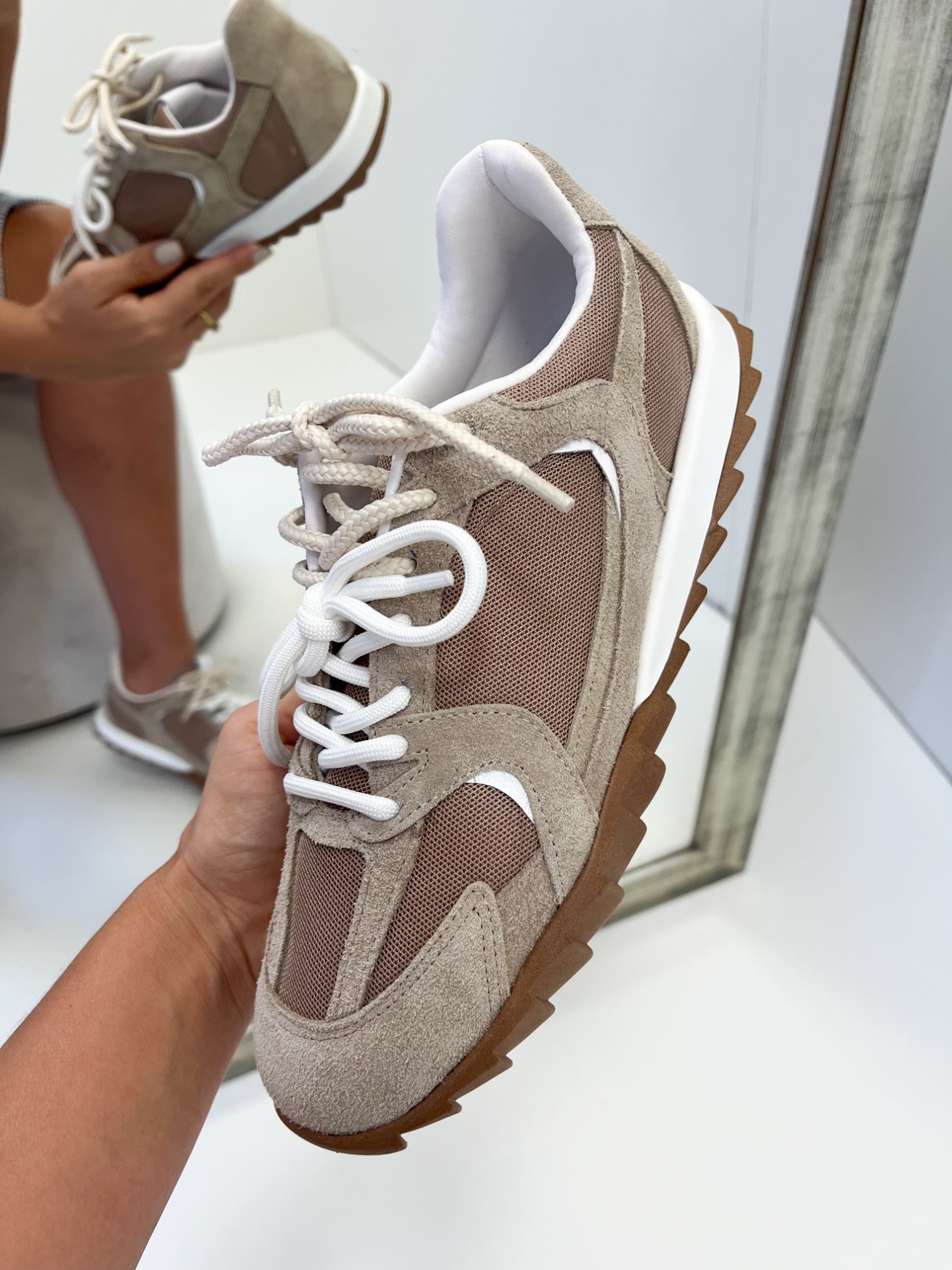 Berlim - Tênis Feminino Retrô em Camurça e Mesh Nude