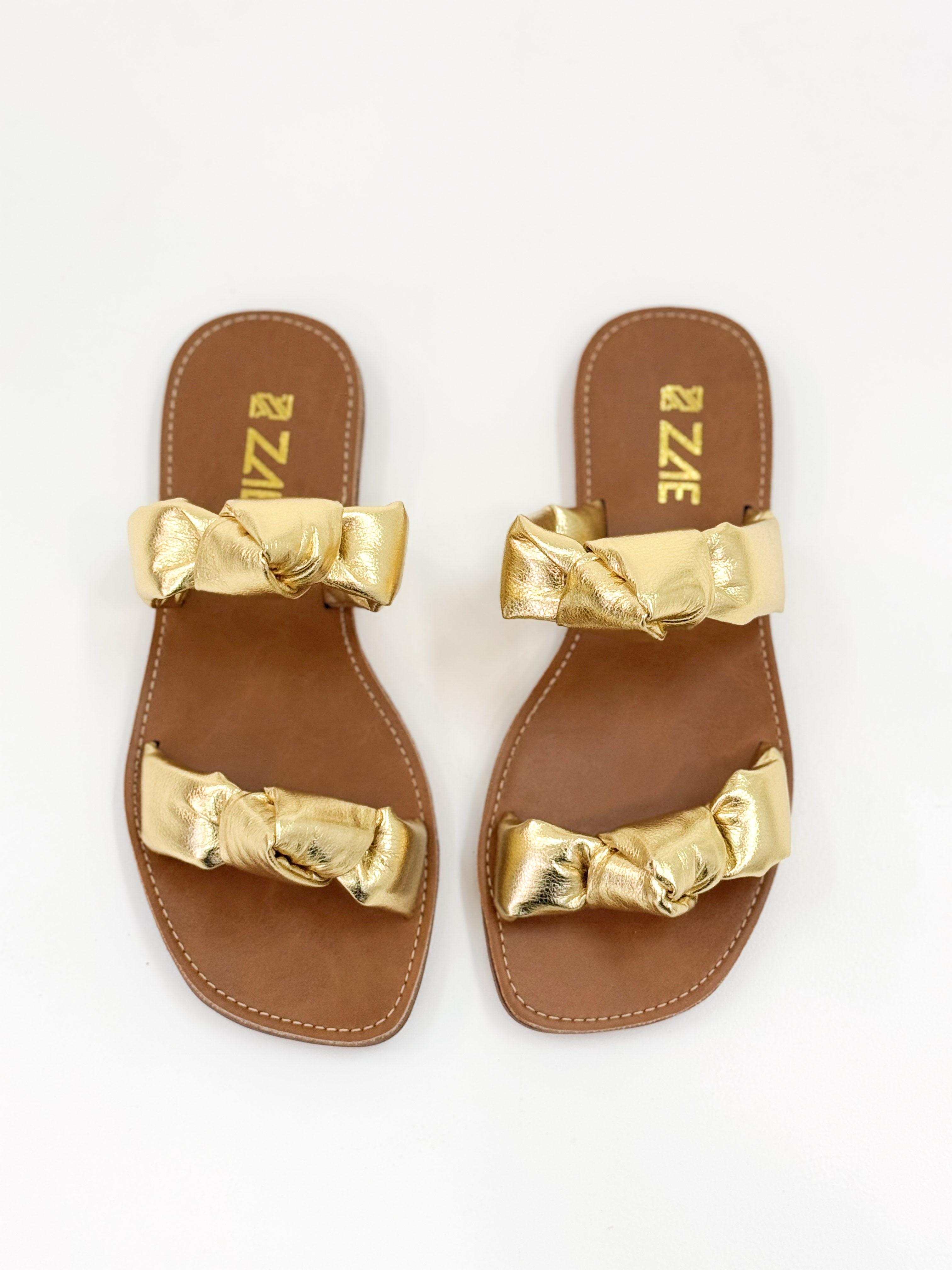 Luana — Chinelo Rasteira Ouro com Tiras Torcidas