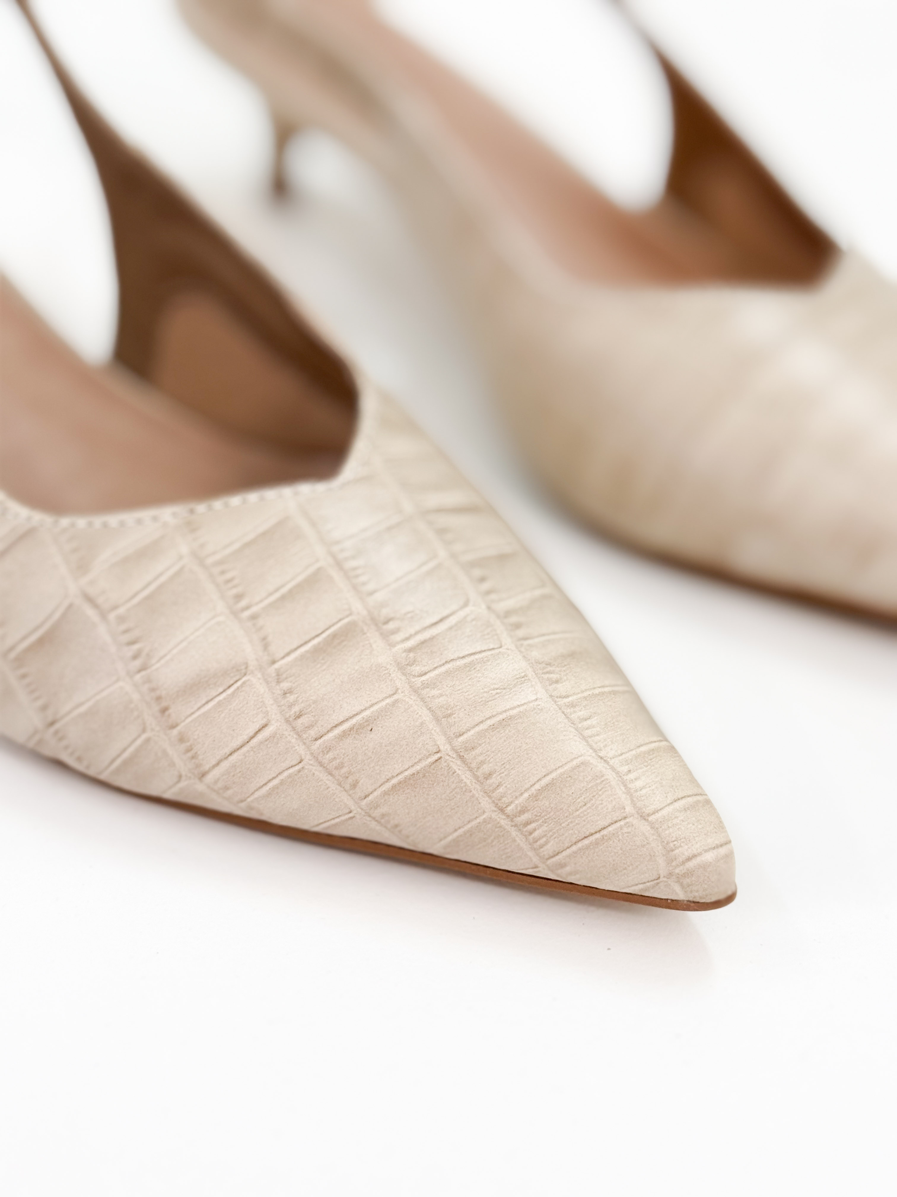 Marina- Scarpin Slingback Croco Nude com Salto Fino Marina- Scarpin Slingback Croco Nude com Salto Fino