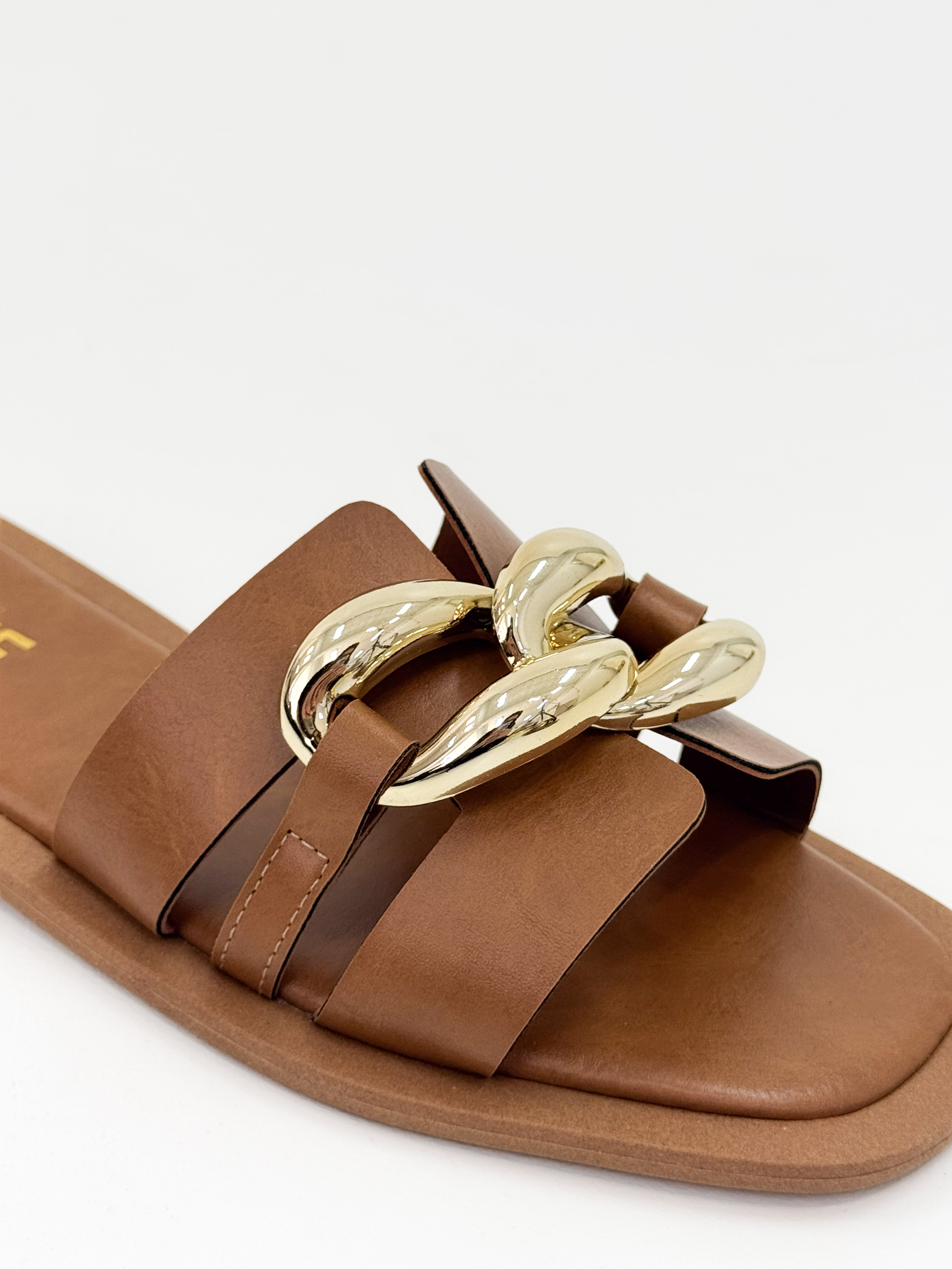 Clau — Chinelo Rasteira Canela com Detalhe Ouro Clau — Chinelo Rasteira Canela com Detalhe Ouro